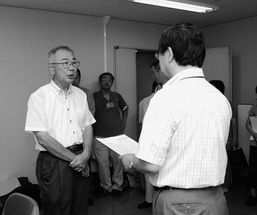 大阪労連が大阪地方最賃審事務局に意見書・署名提出