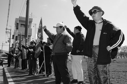 組合つぶしに対する抗議・宣伝行動に大阪地連のなかま50人が結集